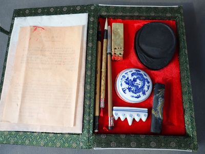CHINE Coffret de lettré, comprenant pierre à encre, cachet, pinceau