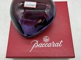 une boîte violette en forme de cœur posée sur une boîte rouge