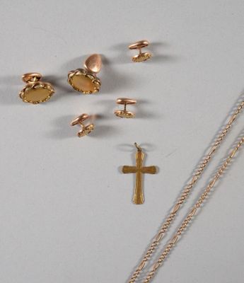 beaucoup de bijoux en or sur une surface blanche