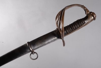 un gros plan d'une épée ornée d'un anneau