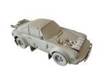 une maquette de voiture posée sur une table