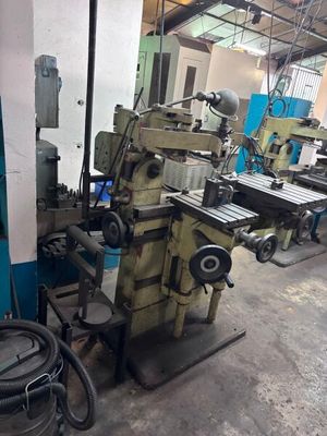 une machine qui se trouve à l'intérieur d'un bâtiment
