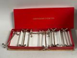 une boîte rouge contenant un lot de six briquets plaqués argent