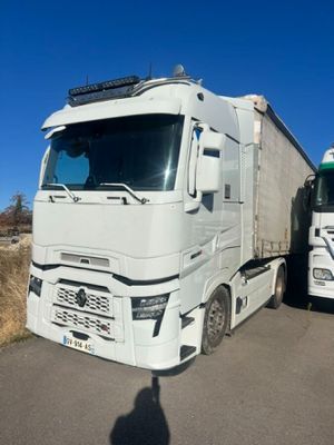deux camions blancs garés l'un à côté de l'autre sur la route