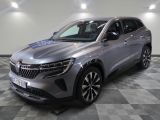 un SUV argenté garé sur un sol en damier dans un garage