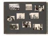 une photo en noir et blanc d'un livre illustré