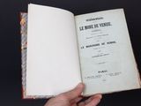 une personne tient un livre ouvert à la main sur un fond noir