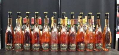 Des bouteilles de vin sont alignées sur une table dans un magasin