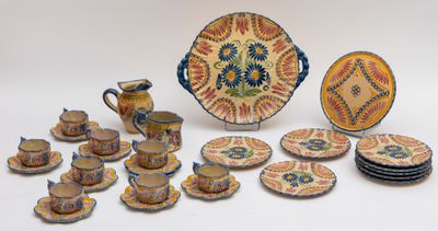 de nombreuses assiettes, tasses et soucoupes posées sur une table