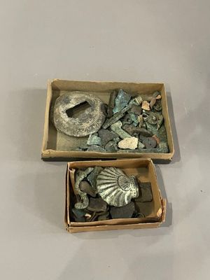 deux boîtes contenant divers objets, posées sur une table