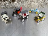 plusieurs petites voitures sont alignées sur une table