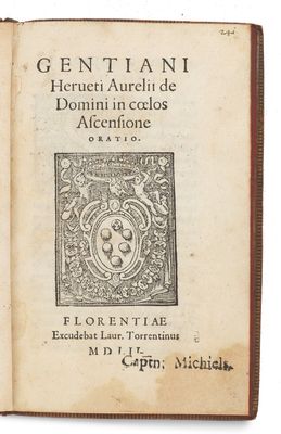 un livre ouvert avec l'image d'un lion dessus