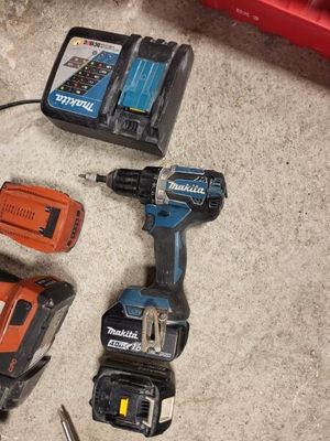 a lot of tools that are laying on the floor
