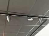 trois projecteurs fixés au plafond d'un immeuble