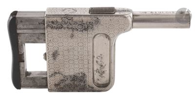 un pistolet posé sur une surface blanche, avec un fond blanc