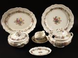quatre pièces de vaisselle posées sur une table noire