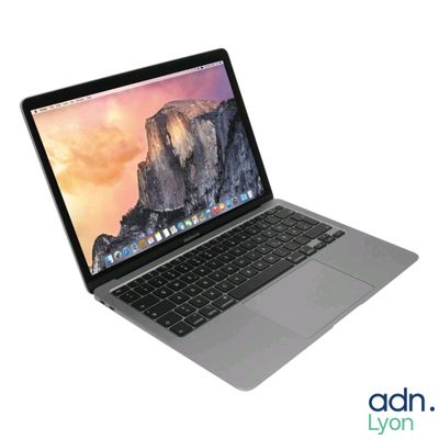 l'image d'un ordinateur portable posé sur une surface blanche