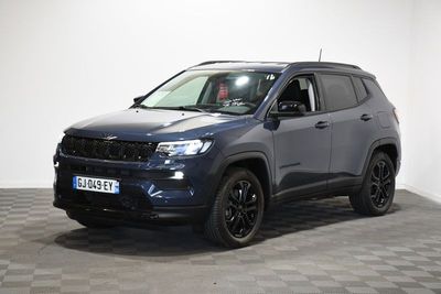 une Jeep Compass grise garée dans une pièce au sol à carreaux