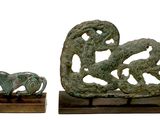 deux œuvres d'art exposées sur une table