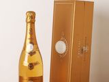 des bouteilles de champagne posées sur une table en bois à côté d'une boîte