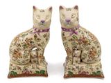 deux figurines de chats assis l'un à côté de l'autre