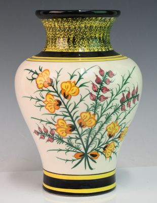 un vase blanc orné de fleurs jaunes et rouges