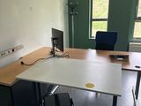 un bureau avec une chaise et un ordinateur dessus