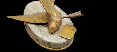 Presse papier figurant un oiseau mort.