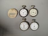 quatre types différents de montres de poche posées sur une table