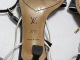 une paire de chaussures attachées sur une table