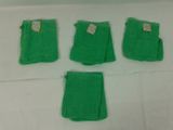 quatre morceaux de tissu vert posés sur une table blanche