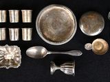 de nombreux objets en argent posés sur une table noire