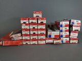 une pile de boîtes rouges et blanches posées sur une table