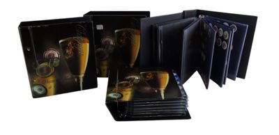 trois boîtiers de DVD sur lesquels figurent des images de verres à bière et d'une horloge