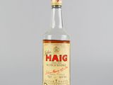 une bouteille de whisky Haig posée sur une table
