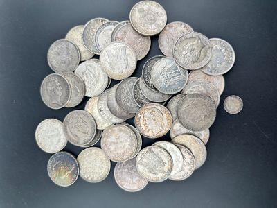 une pile de pièces d'argent posée sur une surface noire
