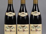trois bouteilles de vin posées sur une table l'une à côté de l'autre