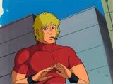 une photo d'un homme en chemise rouge debout devant un immeuble