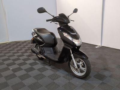 un scooter noir garé dans une pièce au sol à carreaux