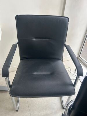 Ensemble de quatre chaises visiteurs en simili cuir noir à s…