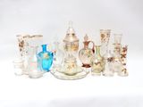 un grand nombre de vases en verre posés sur une table