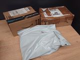 deux boîtes et un sac posés sur une table