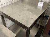 une table en acier inoxydable au milieu d'une cuisine