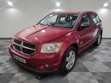 une photo d'un SUV Dodge rouge garé dans un garage