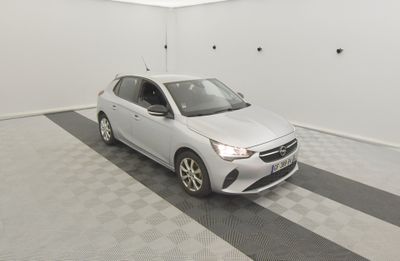 la photo d'une voiture blanche garée dans un garage