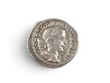 gros plan d'une pièce de monnaie sur une surface blanche avec un fond blanc