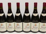 six bouteilles de vin rouge alignées sur une table