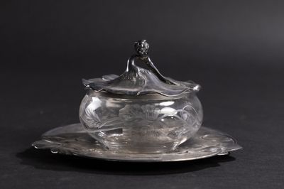 un plat ancien en argent avec couvercle et soucoupe, sur fond noir