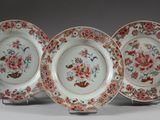 trois assiettes en porcelaine chinoise ornées de fleurs et d'oiseaux