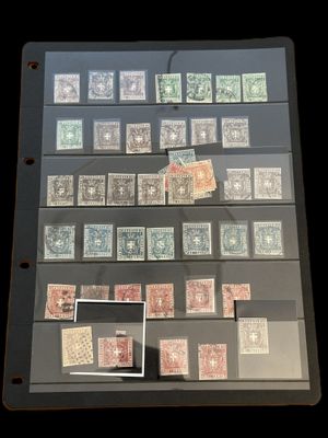 une photo d'une collection de timbres exposée dans une vitrine